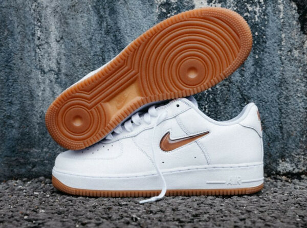 Nike Air Force 1 basse blanche virgule bijou marron noisette (1)