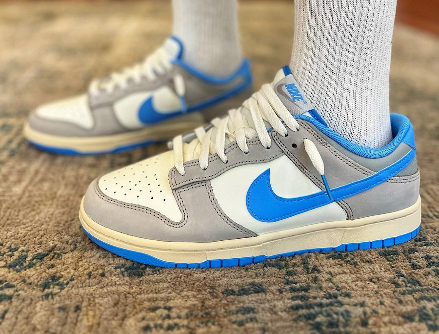 Nike Dunk Low Vintage grise et bleu clair on feet