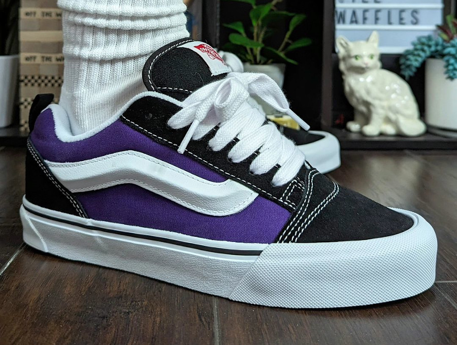 Vans KNU Skool noire blanche et violette on feet