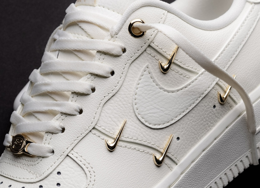 Nike Air Force 1 '07 LX Mini Gold Swoosh FV3654-111 (couv)