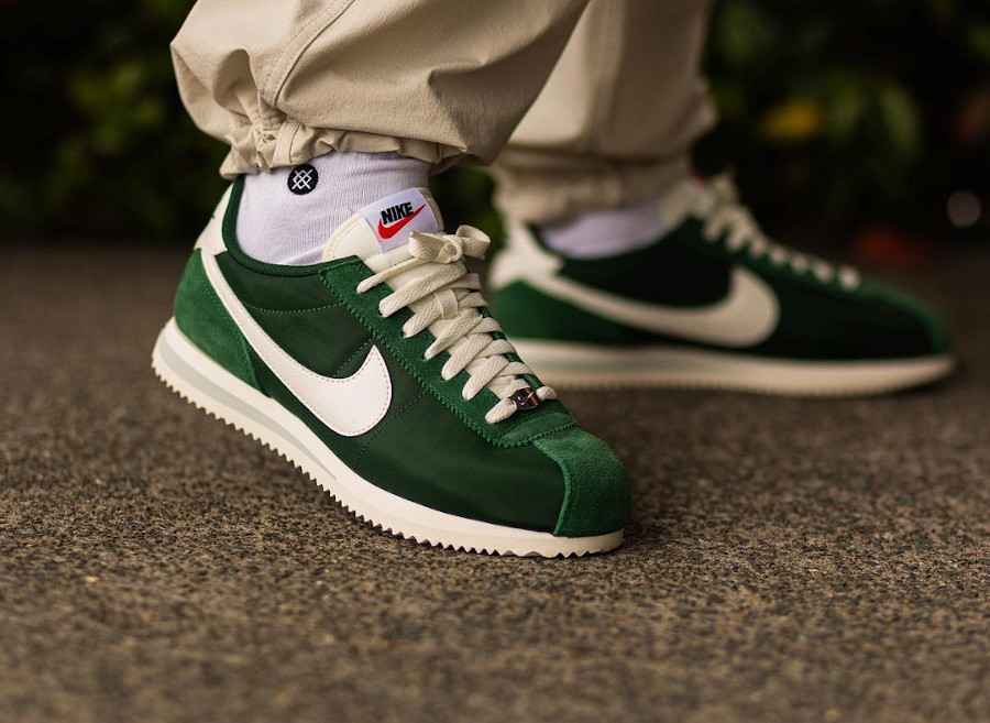 Nike Cortez Textile vert foncé on feet