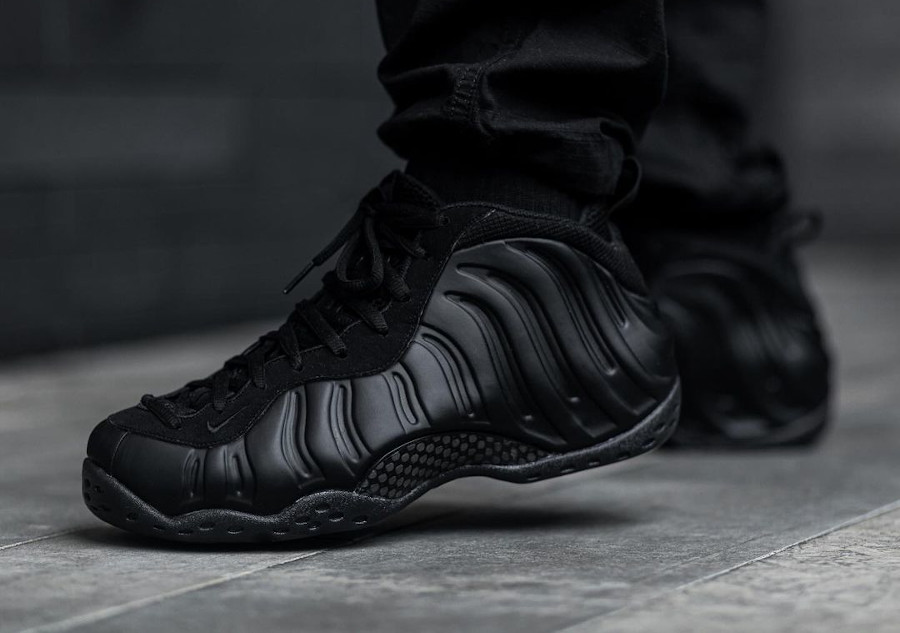 Nike Air Foamposite One Black Anthracite 2023 on feet FD5855-001