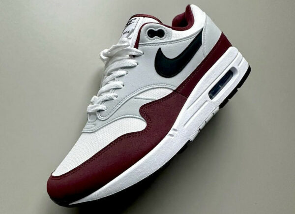 La Dark Team Red une Air Max 1 incontournable de l hiver 2024