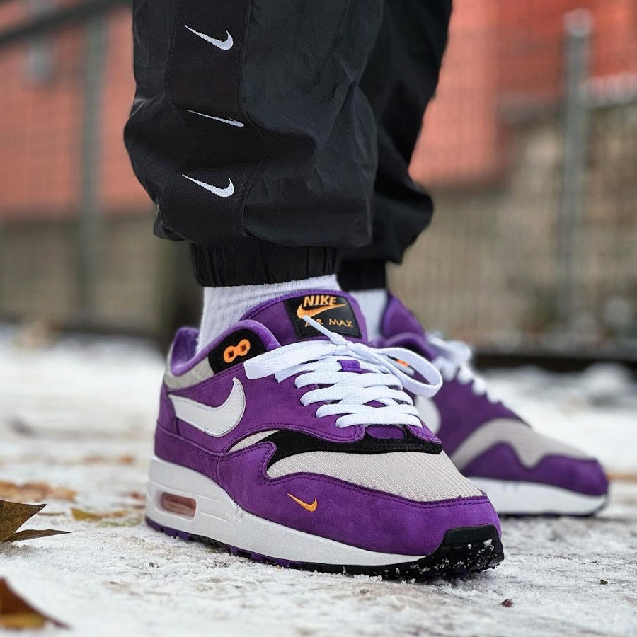 Nike Air Max 1 NBY violette grise noire et orange on feet (3)