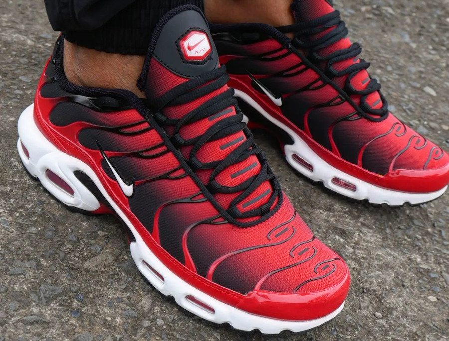 Nike Air Max Plus University Red Black White FV0950-600 (couv)