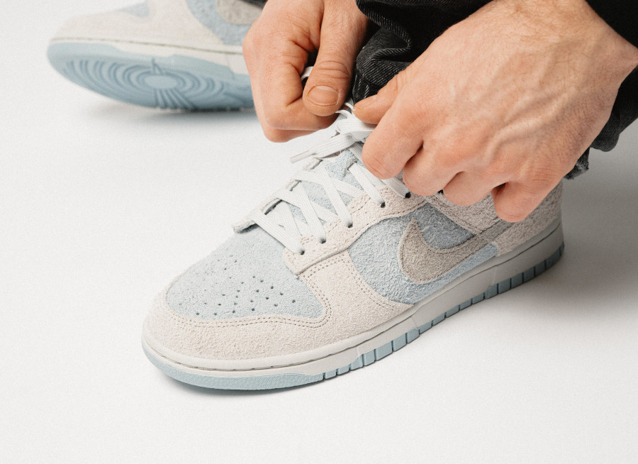 Nike Dunk Low armure légère bleue poussière photonique on feet