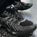 zapatillas de running ASICS entrenamiento pie plano talla 35.5 Black Pure Silver on feet