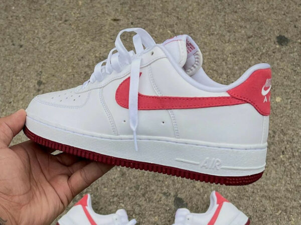 Nike Air Force 1 Low Valentine's Day 2024 FQ7626-100 (couv)