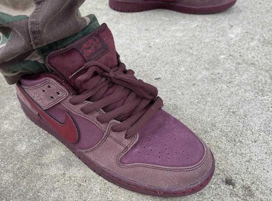 Nike SB Dunk Low Pro Burgundy Crush City of Love on feet (couv)