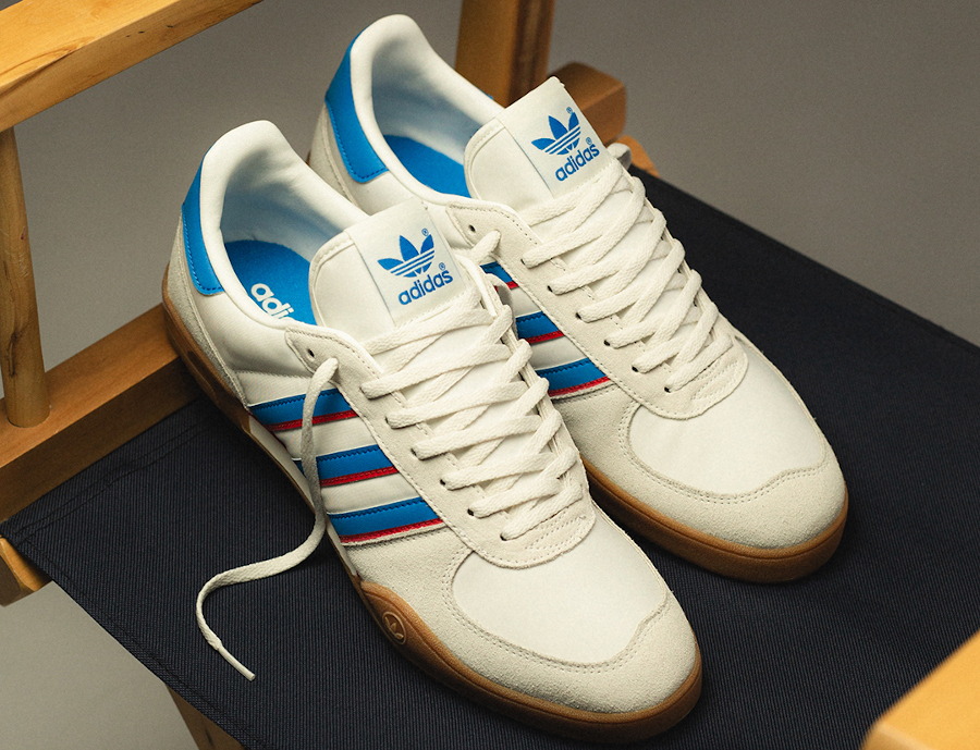 adidas Squash Indoor blanc cassé bleu et rouge (couv)