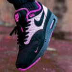 Nike Air Max 1 87 by you Sluts noire et rose on feet (1)
