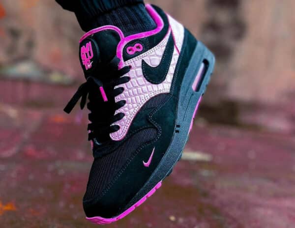Nike Air Max 1 87 by you Sluts noire et rose on feet 1 600x464