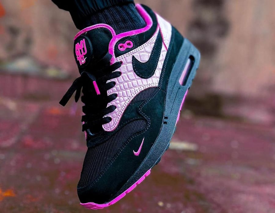 Nike Air Max 1 87 by you Sluts noire et rose on feet (1)