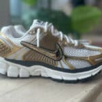 Nike Wmns Zoom Vomero 5 Metallic Gold Photon Dust Gridiron