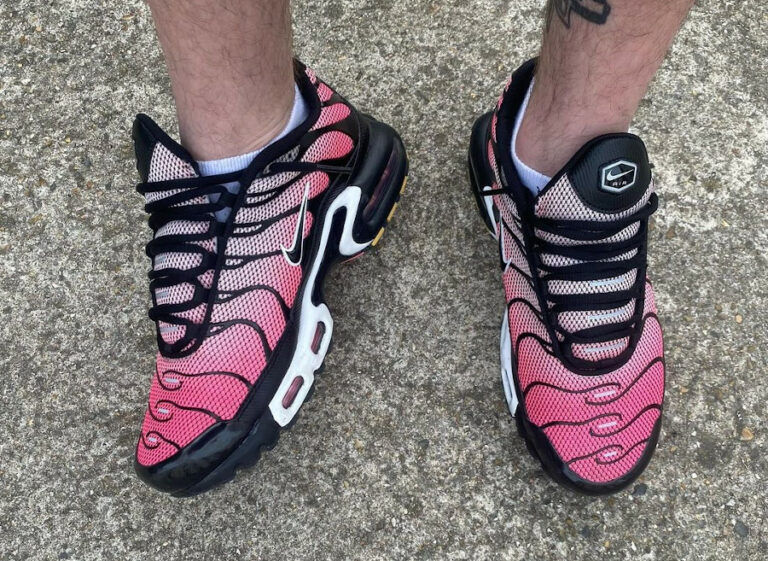 Nike Air Max Plus Carbon Pink on feet HF3837-600 (2)