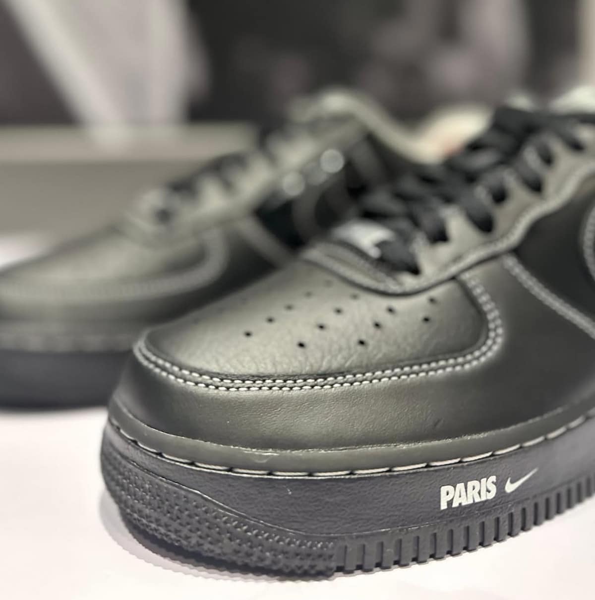 Nike Air Force 1 Low Paris en cuir brillant noir HV6226-001 (2)