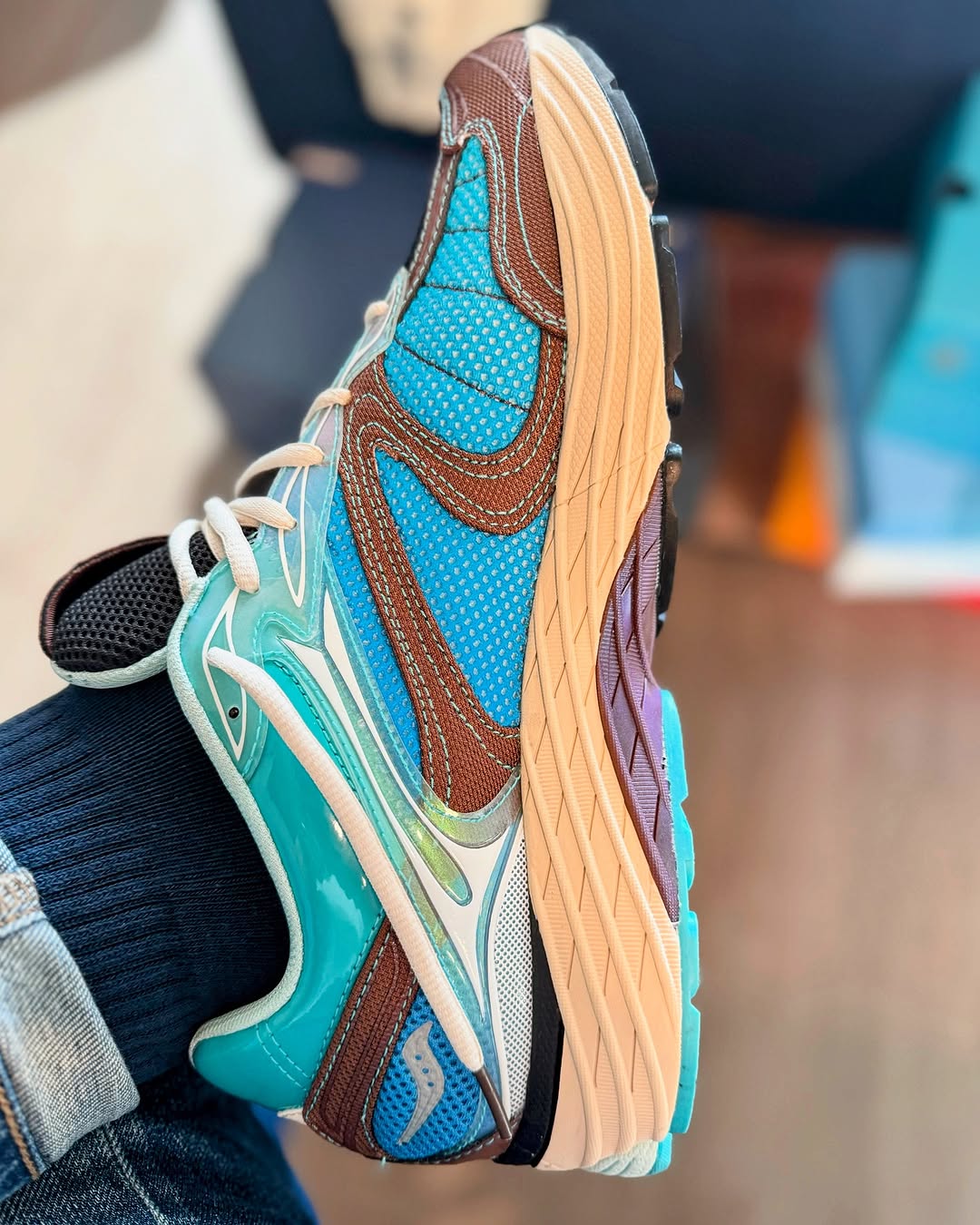 FP x Saucony Progrid Omni 9 portée S70923-1 (3)