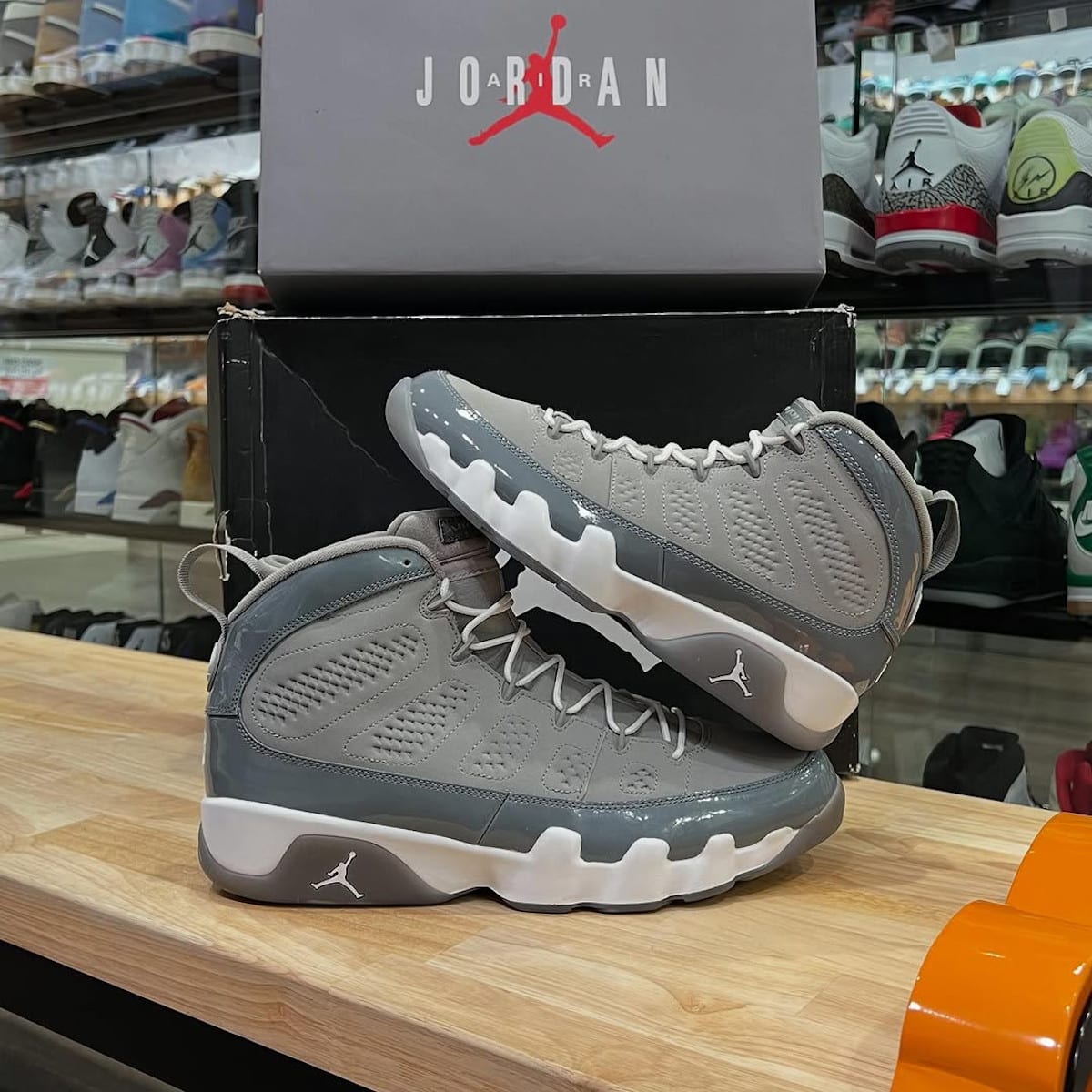 Différences entre Jordan 9 Cool Grey 2025 vs 2012 (3)
