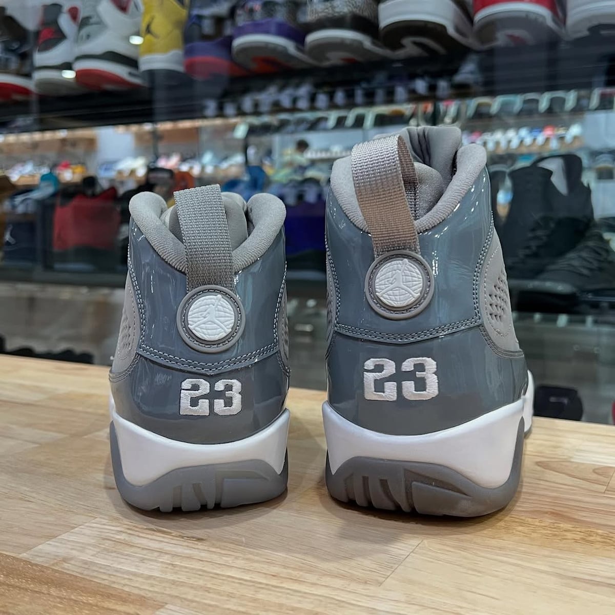 Différences entre Jordan 9 Cool Grey 2025 vs 2012 (4)
