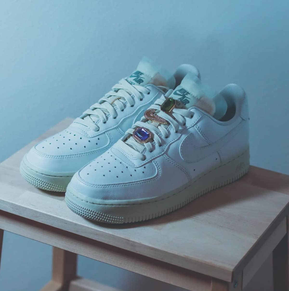 Nike Air Force 1 '07 PRM avec des bijoux DN5463-100 (1)