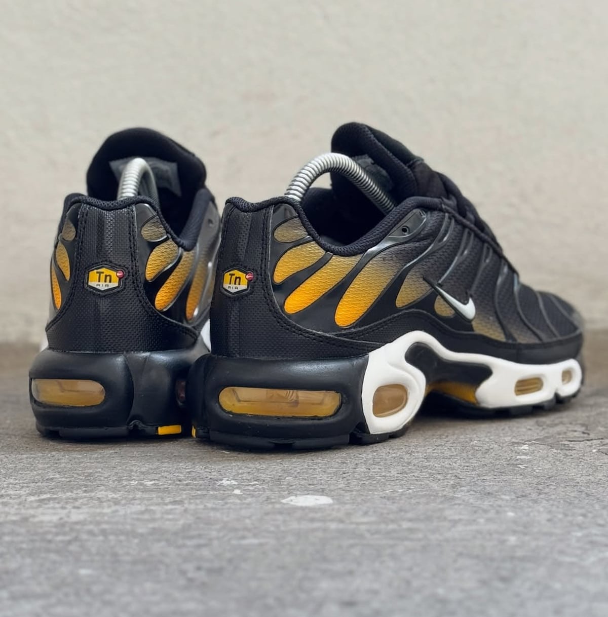 Nike Air Max Plus dégradé noir et jaune doré DM0032-013 (2)