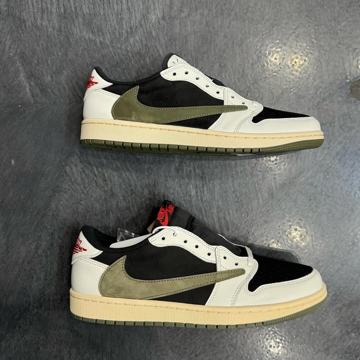 Une vraie et une fausse Air Jordan 1 Low Travis