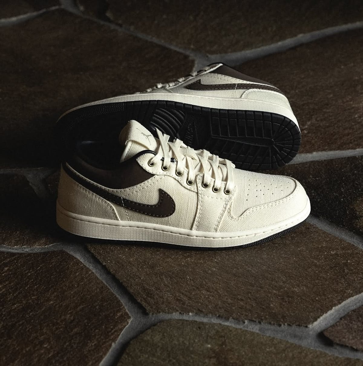 Air Jordan 1 en toile beige et en cuir marron IB8058-110 (2)