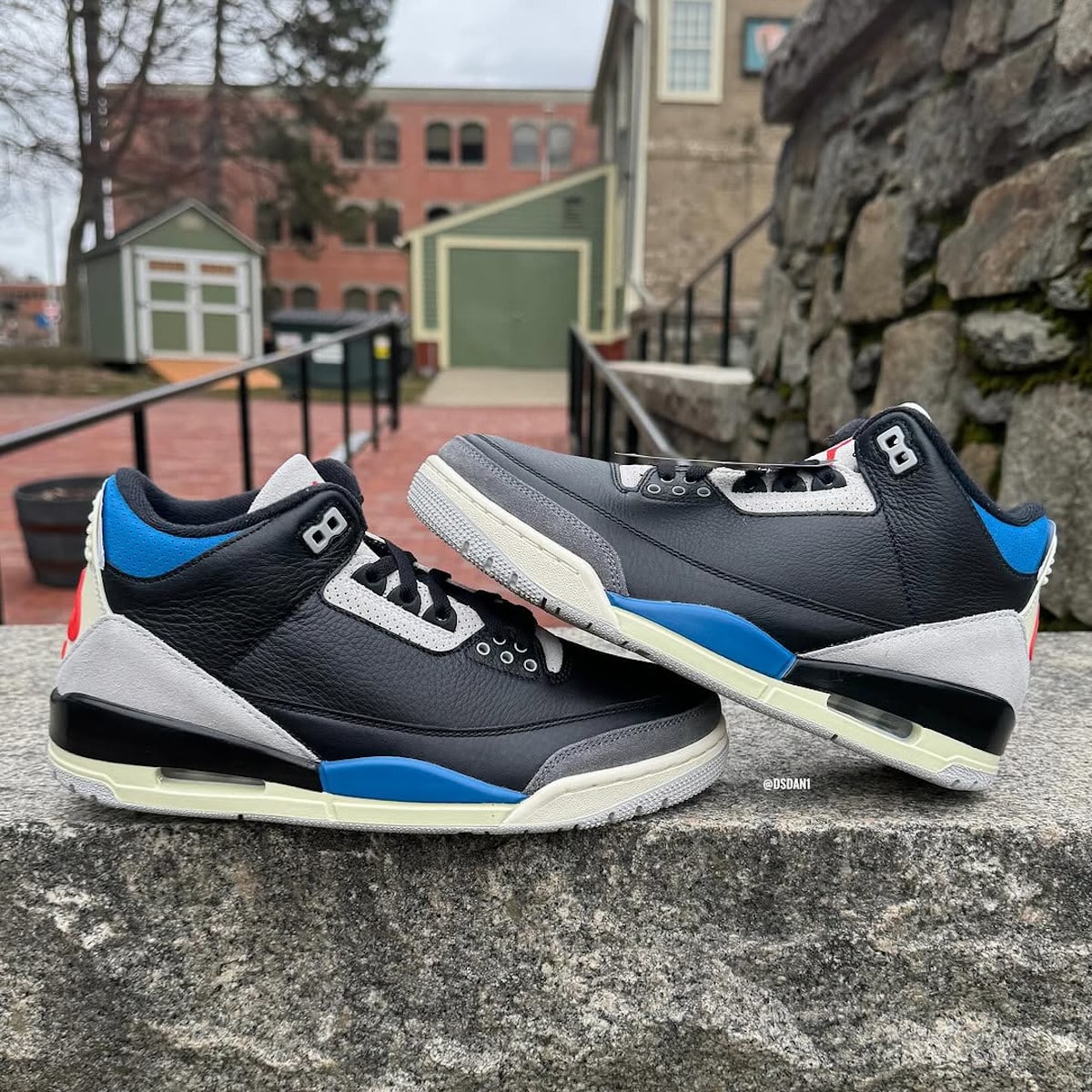 Air Jordan 3 noire logo à l'envers IB8967-004 (2)