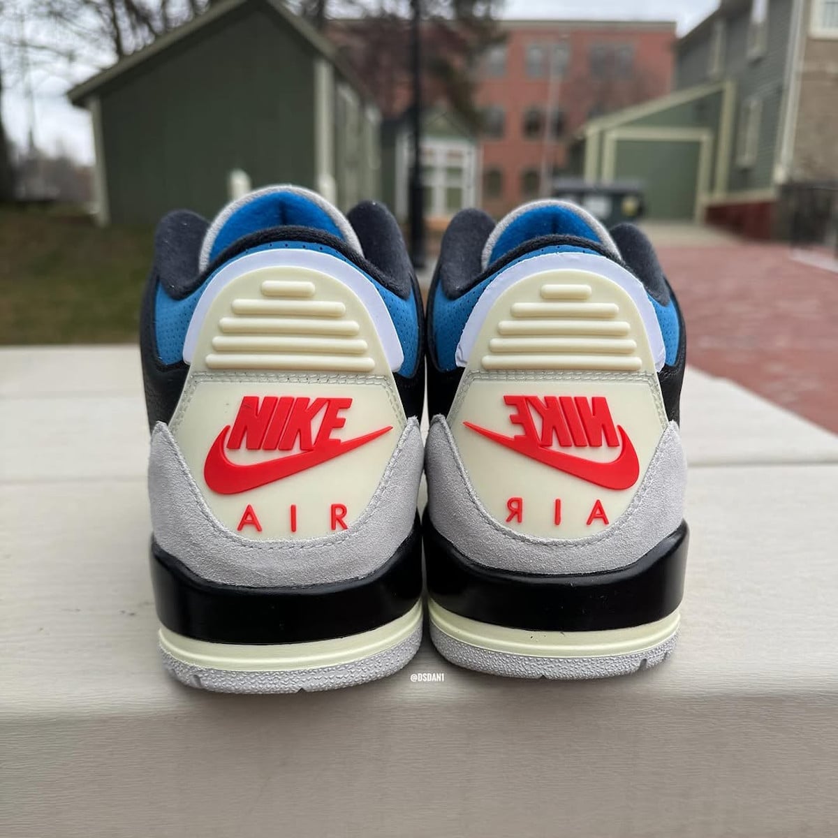 Air Jordan 3 noire logo à l'envers IB8967-004 (3)