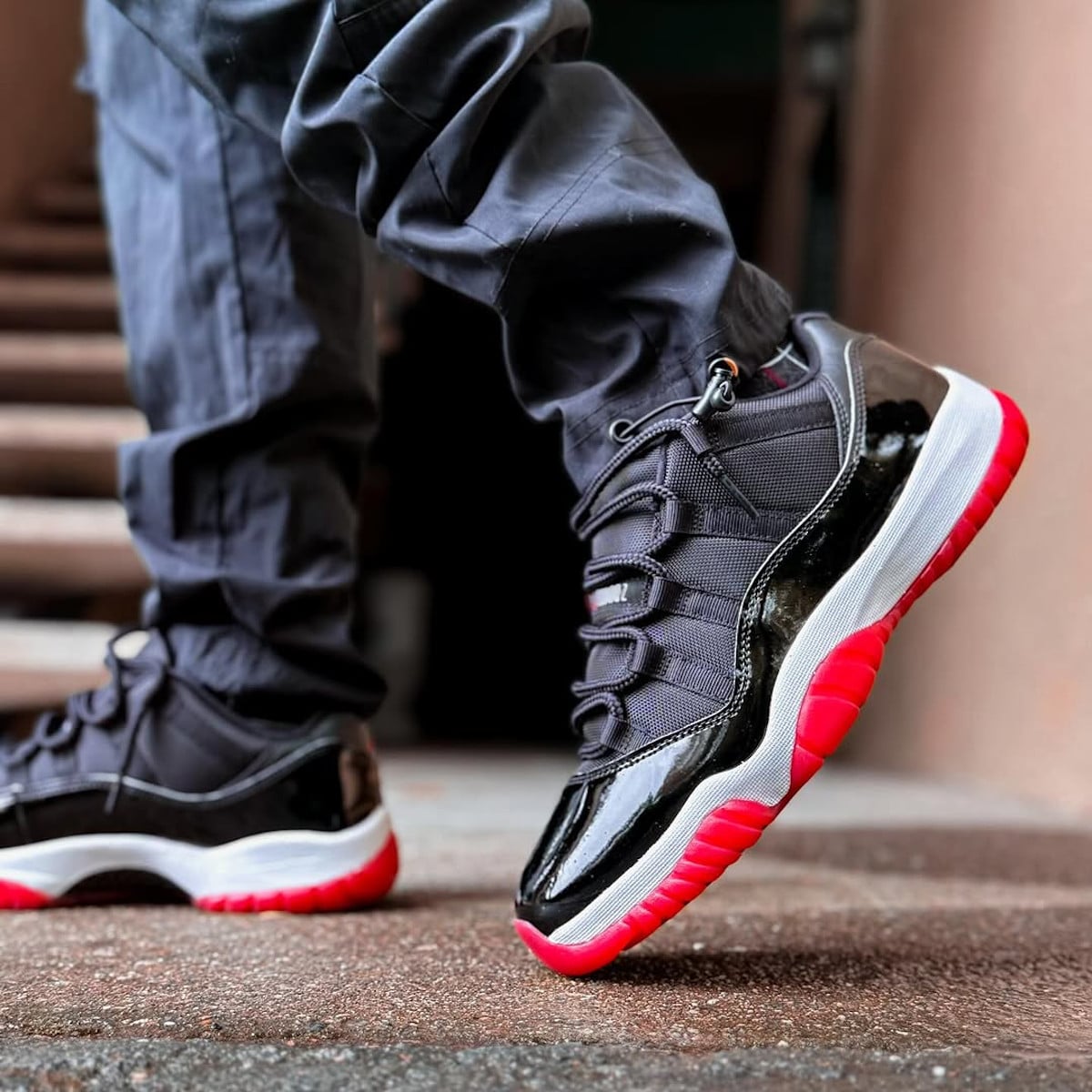 Air Jordan XI Low PE en cuir brillant noir FV5104-006 (1)