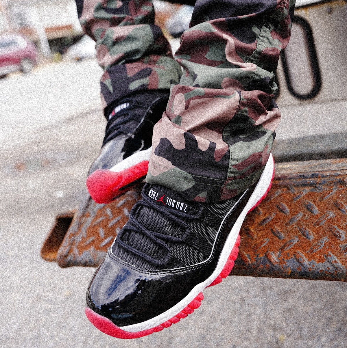 Air Jordan XI Low PE en cuir brillant noir FV5104-006 (2)