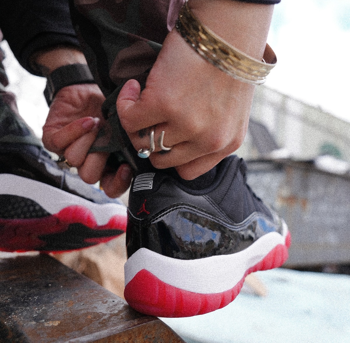 Air Jordan XI Low PE en cuir brillant noir FV5104-006 (3)