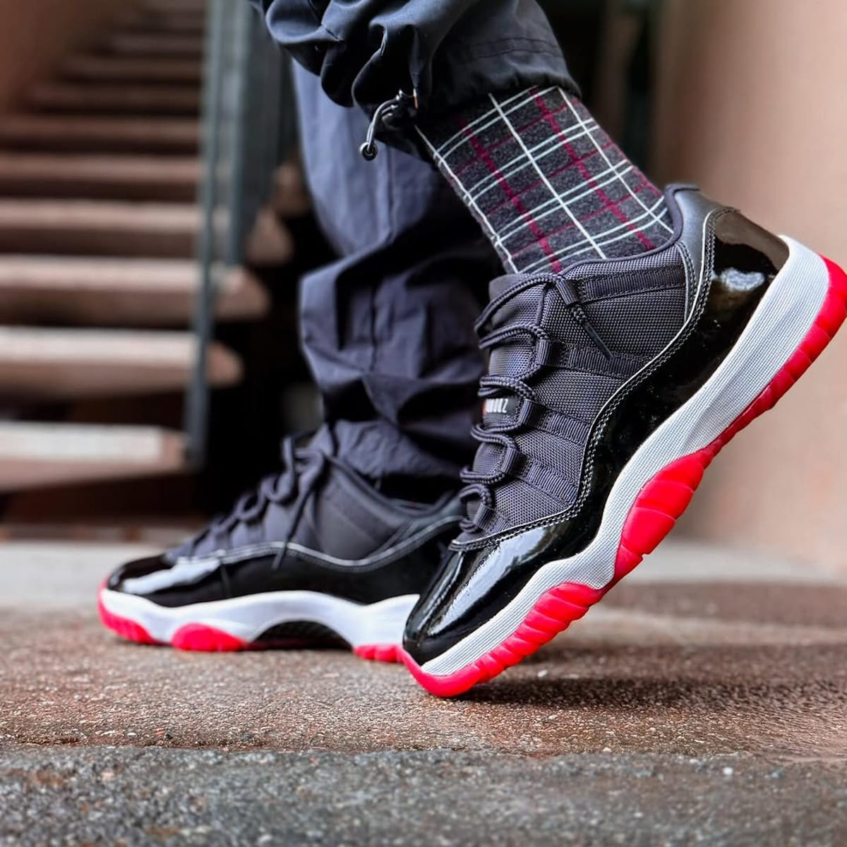 Air Jordan XI Low PE en cuir brillant noir FV5104-006 (4)