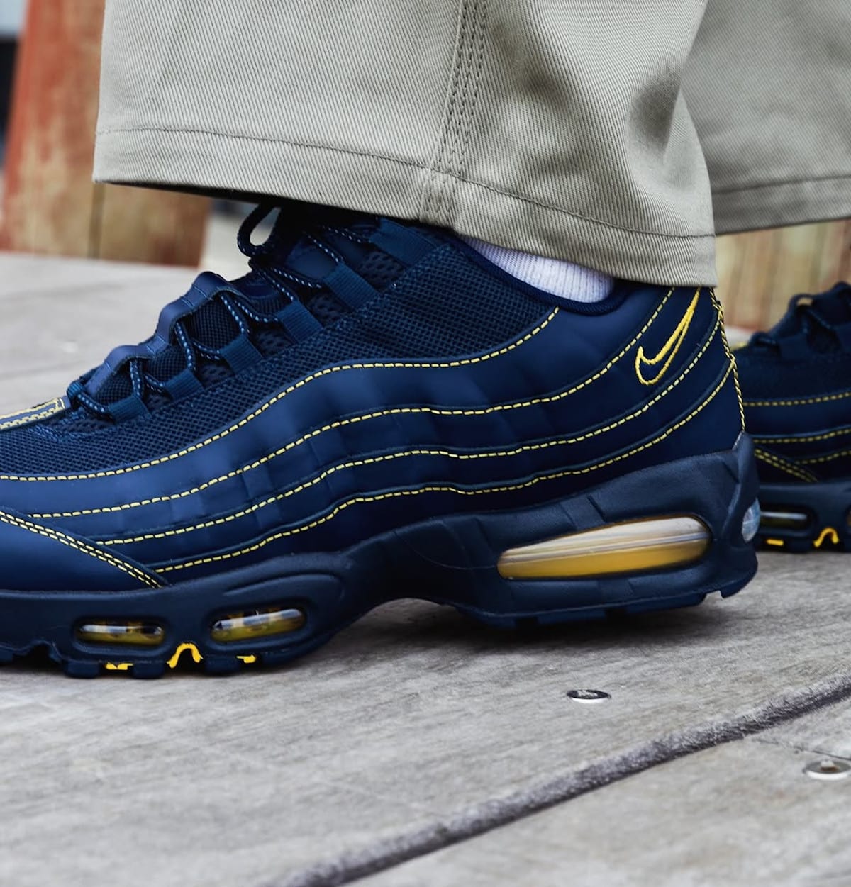 Nike AM95 bleu marine et jaune IB7936-400 (1)