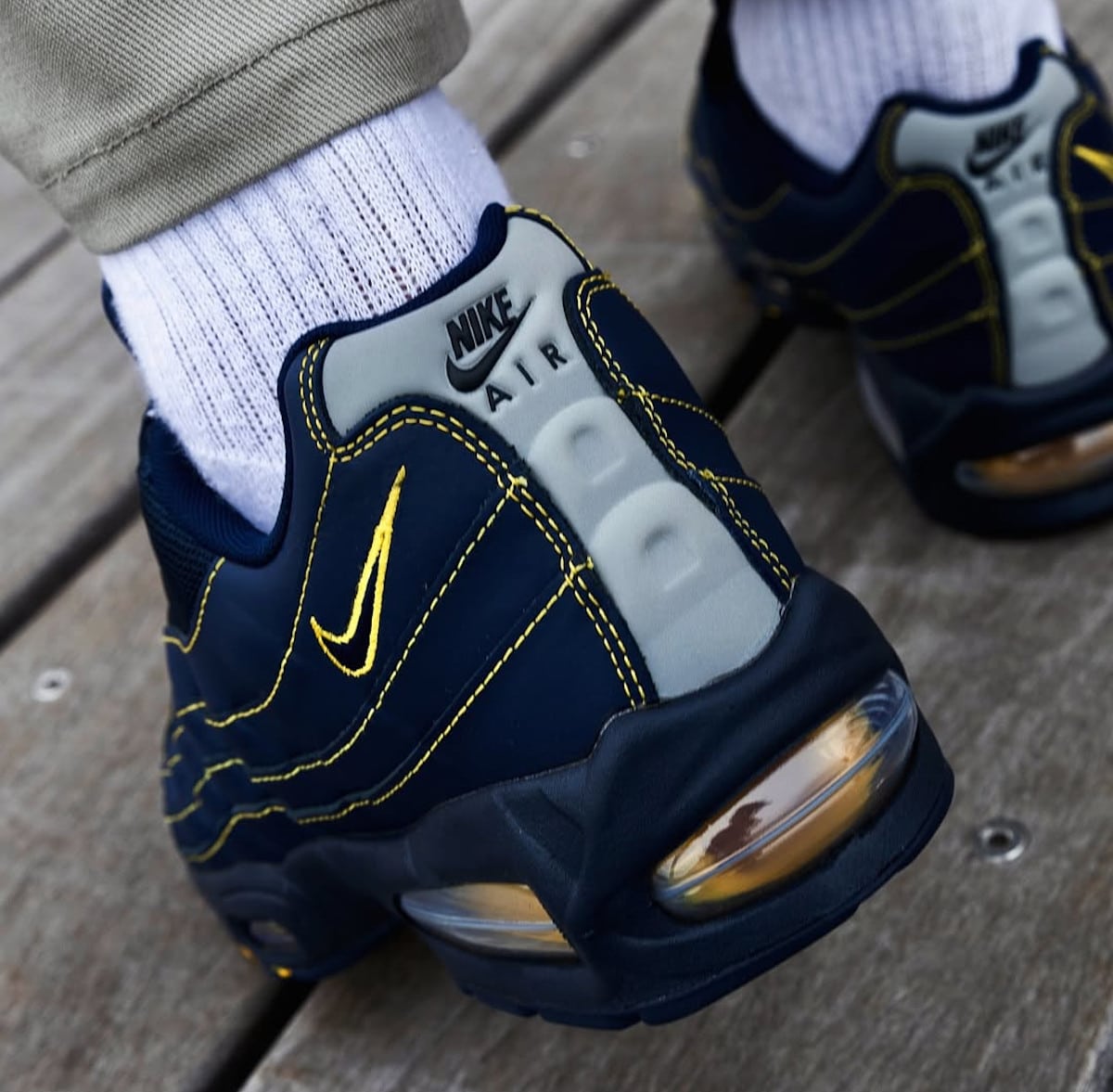 Nike AM95 bleu marine et jaune IB7936-400 (2)