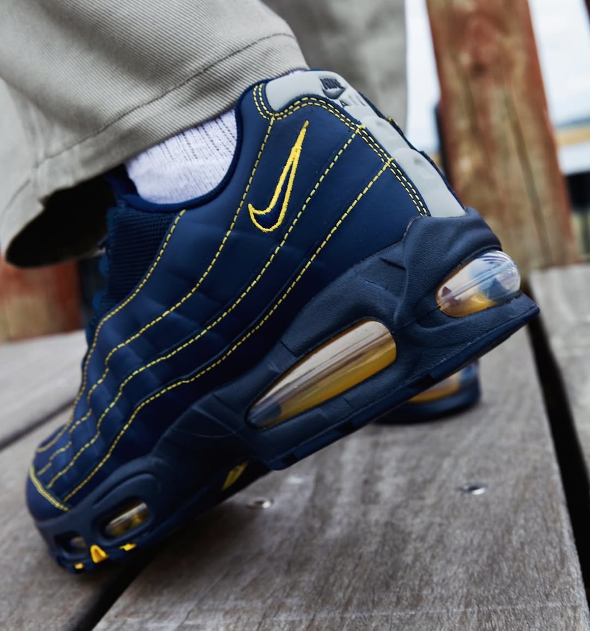 Nike AM95 bleu marine et jaune IB7936-400 (3)