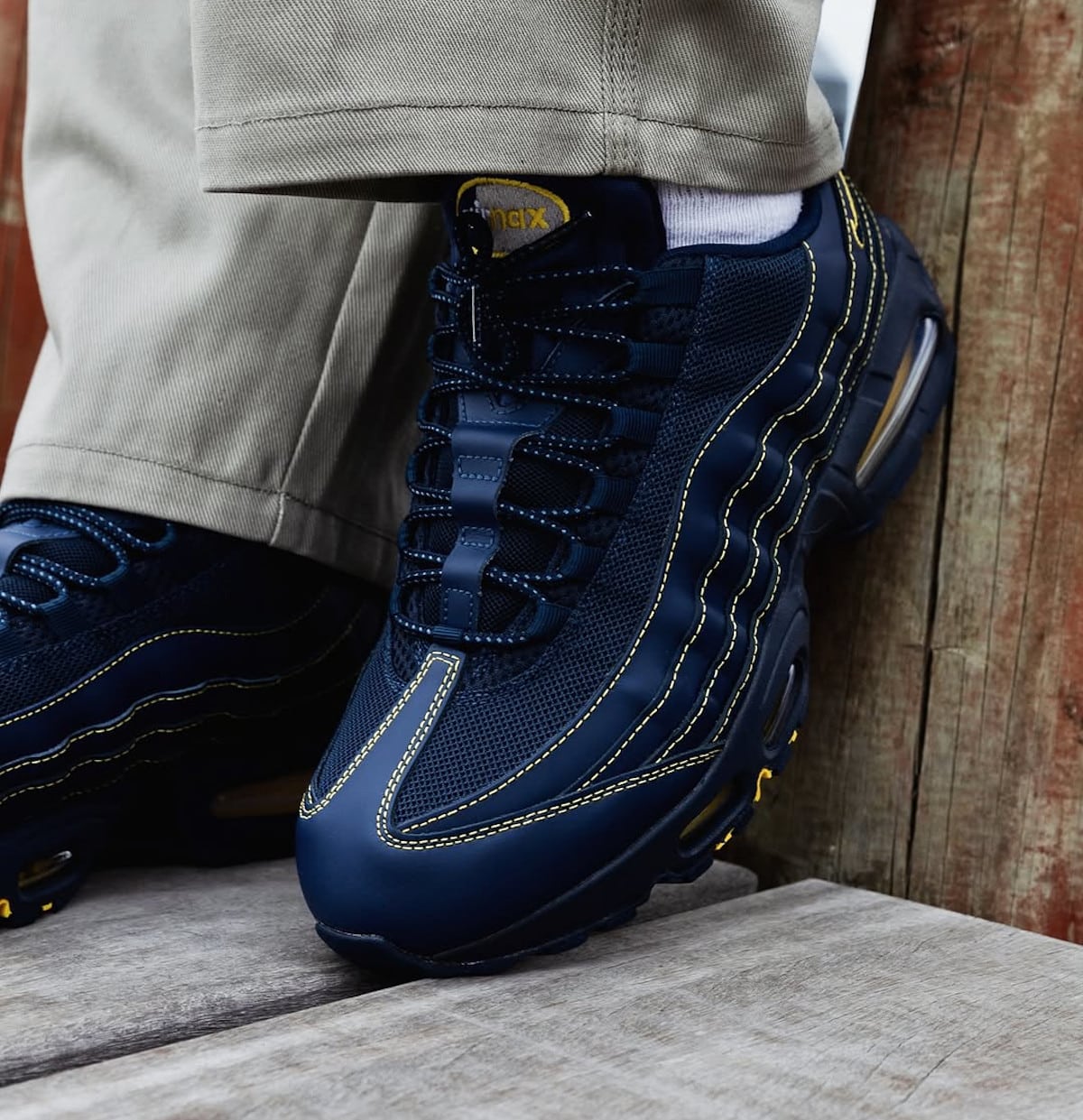 Nike AM95 bleu marine et jaune IB7936-400 (4)