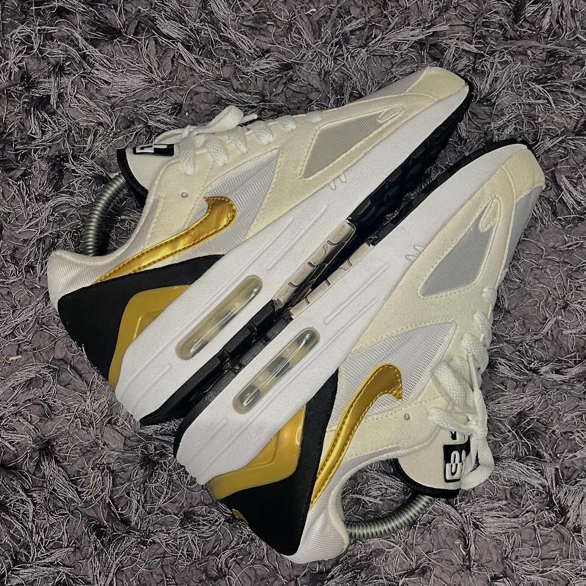 Nike Air Max 1180 Metallic Gold (2)