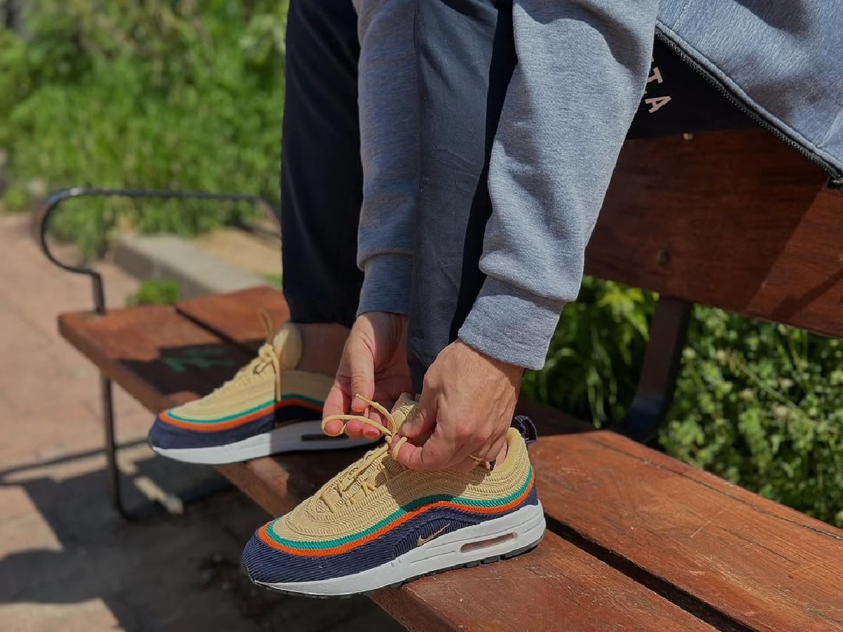 Nike Air Max 197 Obsidian Celestial Gold Starfish on feet (2)