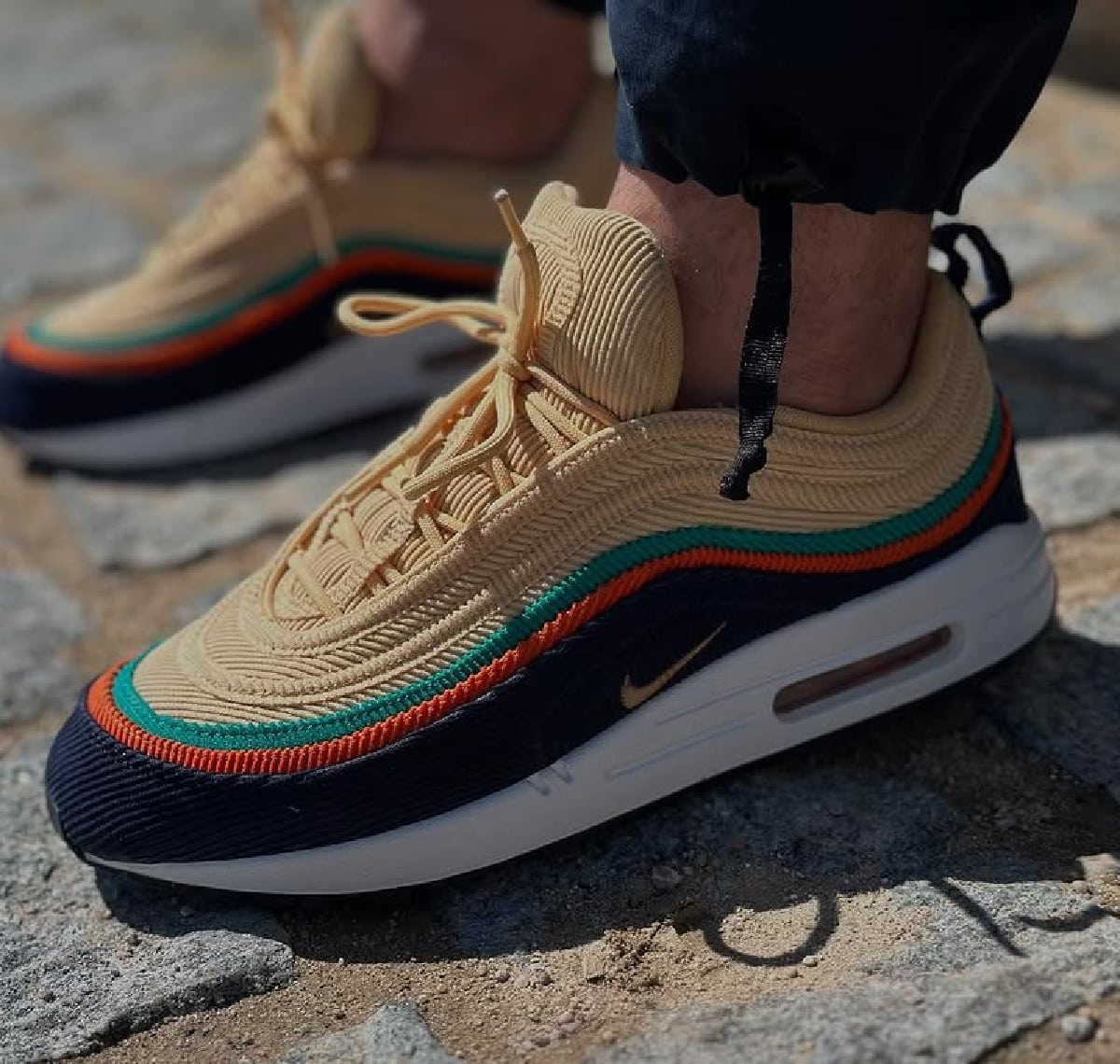 Nike Air Max 197 Obsidian Celestial Gold Starfish on feet (3)