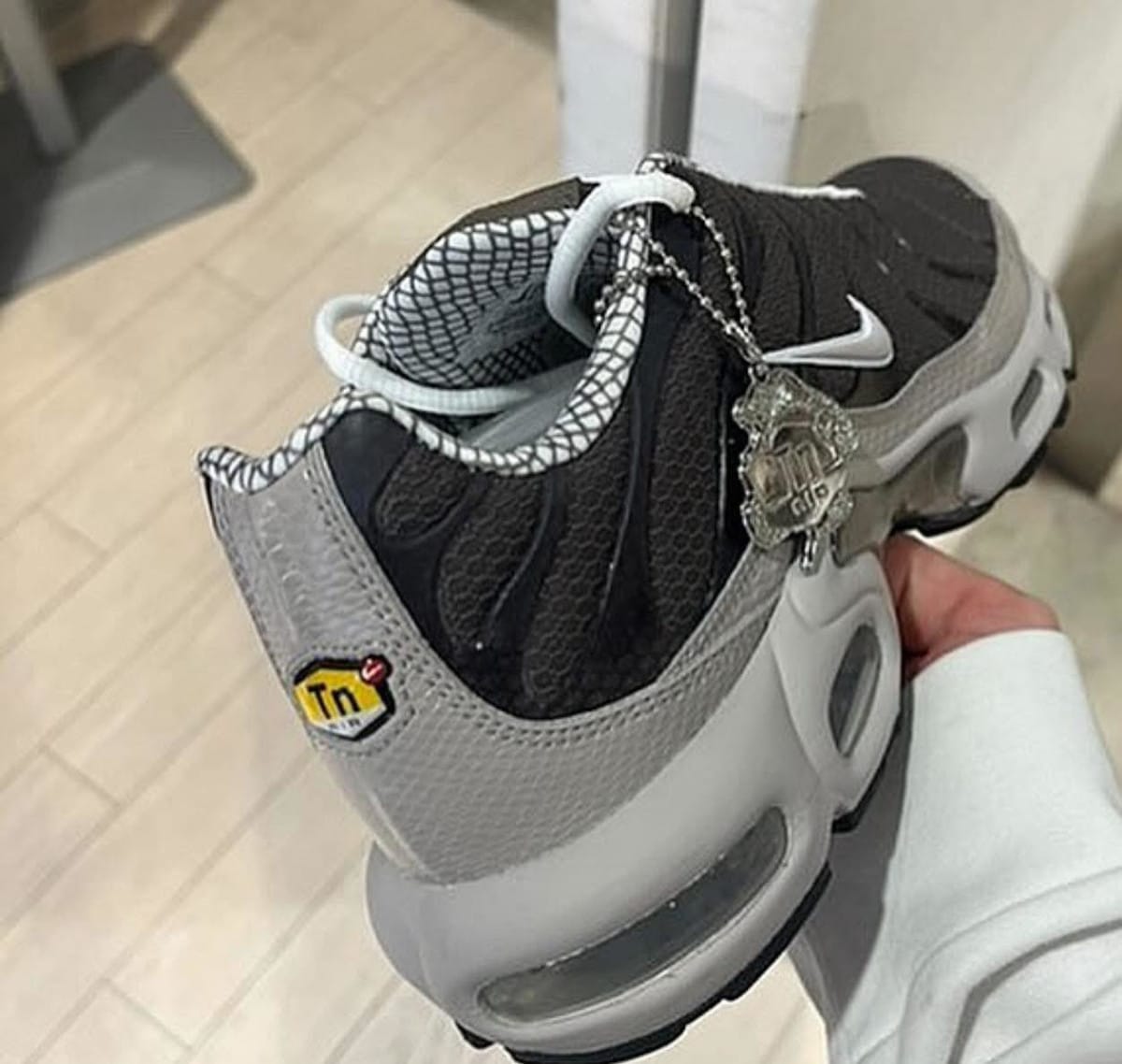 Nike Air Max Plus CNY 2025 IB7679-200 (2)