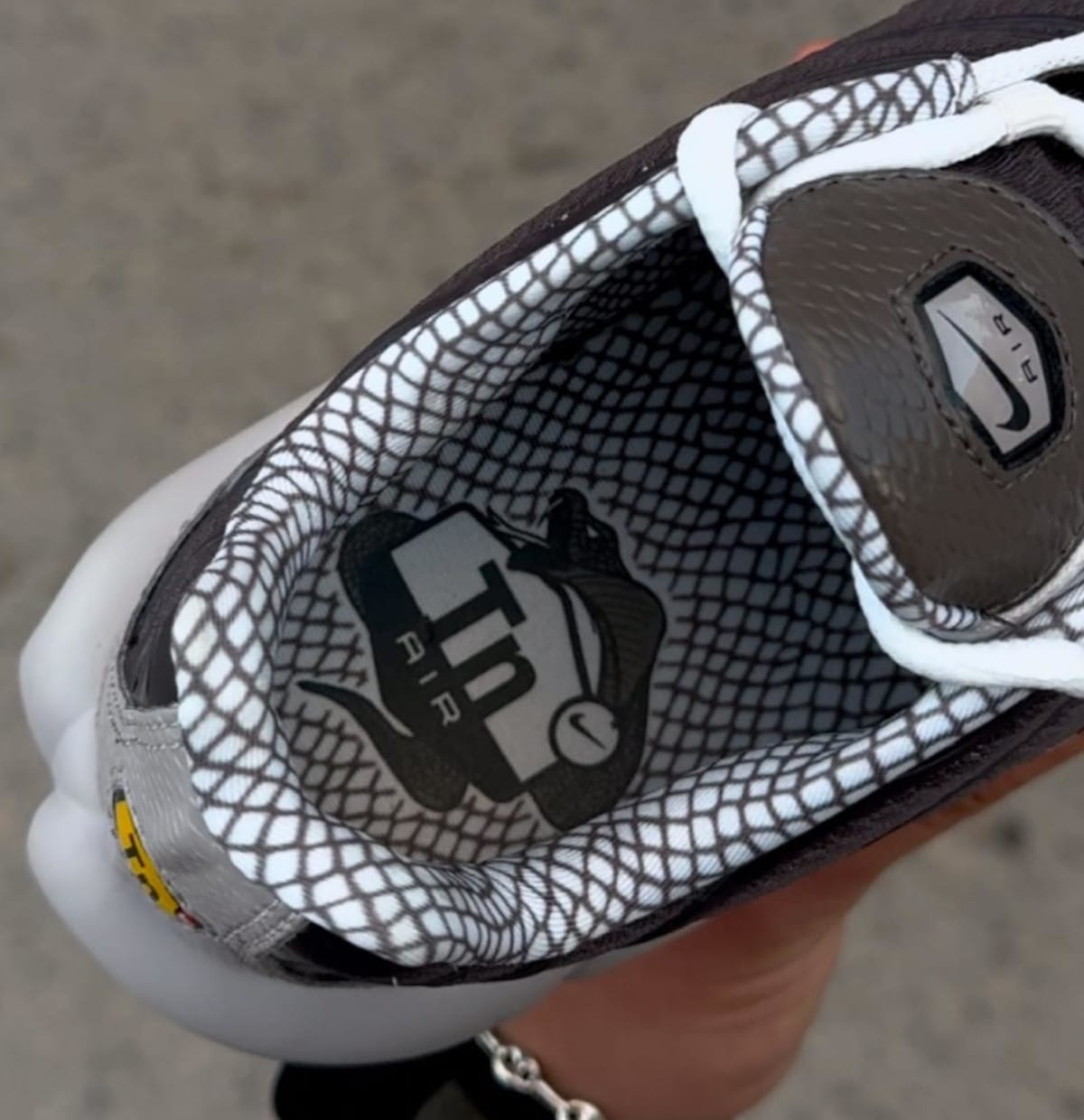 Nike Air Max Plus CNY 2025 IB7679-200 (3)