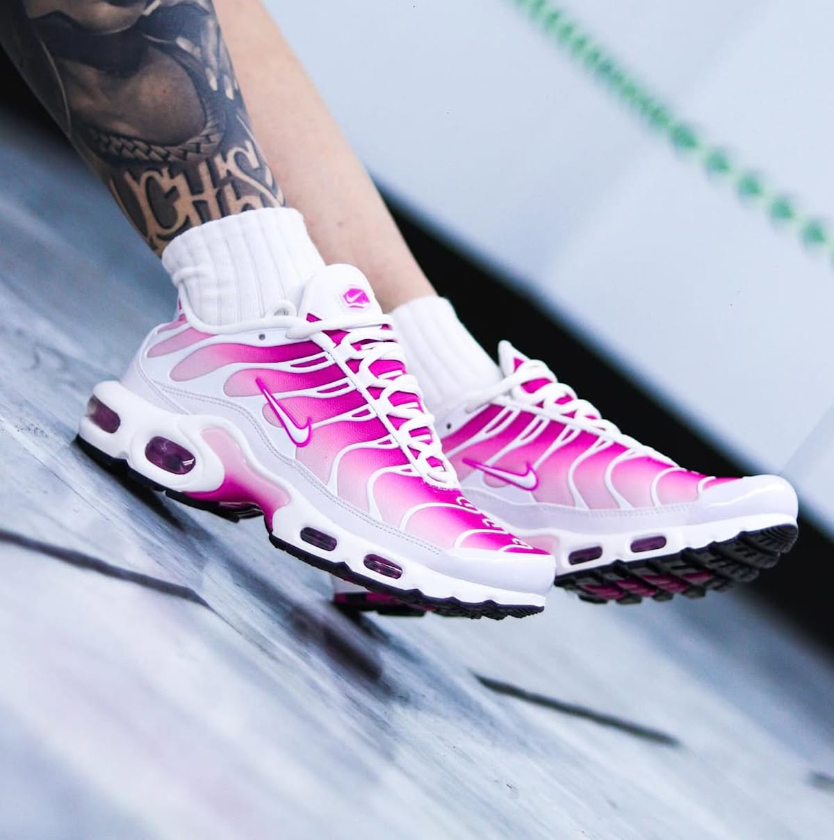 Nike Air Max Plus blanc avec dégradé rose CZ7931-100 (1)