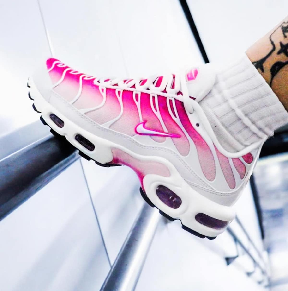 Nike Air Max Plus blanc avec dégradé rose CZ7931-100 (2)