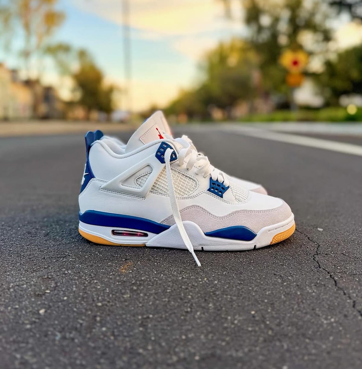 Nike SB Air Jordan 4 blanc et bleu marine DR5415-100 (1)