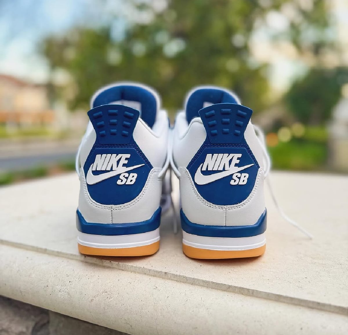 Nike SB Air Jordan 4 blanc et bleu marine DR5415-100 (5)