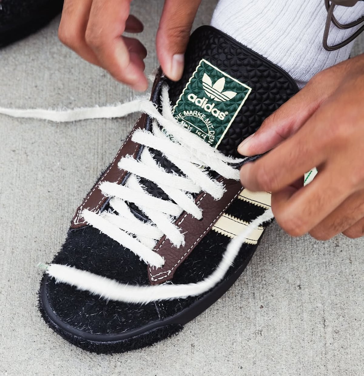 adidas-Forest-Hill-BD-grise-beige-marron-JR7942-on-feet