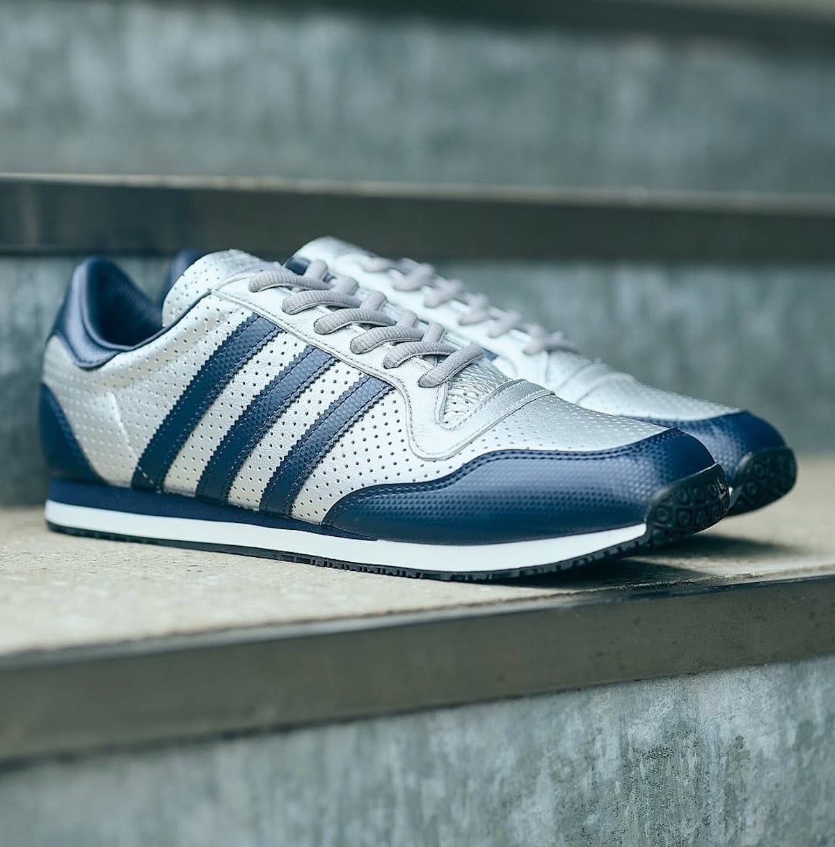 adidas Galaxy OG bleu marine et en cuir perforé métallique JR1614 (1)