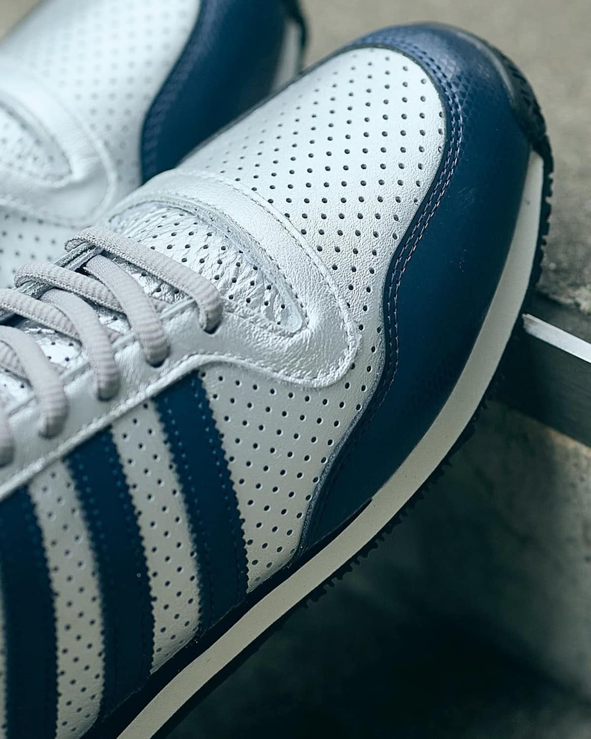 adidas Galaxy OG bleu marine et en cuir perforé métallique JR1614 (2)