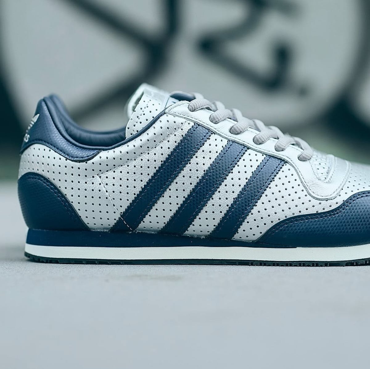 adidas Galaxy OG bleu marine et en cuir perforé métallique JR1614 (3)